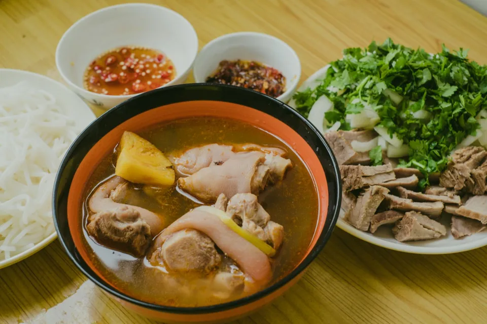 Bàn khách ngồi trong quán
